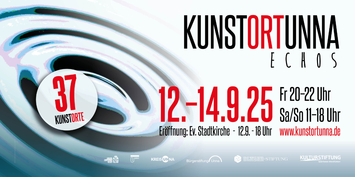 Ein Banner im Querformat. Die linke Seite wird dominiert vom Hauptmotiv: Stilisierten Wellen die sich ausbreiten. Darüber einhalbtransparenter Sticker mit dem Text in rot und schwarz: 37 Kunstorte. Auf der rechten Seite des Banners findet sich folgender Text in rot und schwarz: KUNSTORTUNNA ECOHS 12.-14.9.25 Fr 20-22 Sa/So 11-18 Uhr Eröffnung: Ev. Stadtkirche - 12.9. 18 Uhr www.kunstortunna.de. Darunter folgende Logos: Rulturrucksck NRW, Stadt Unna, Kreis Unna, Bürgerstiftung Unna, Bläser-Stiftung Kulturstiftung Sparkasse UnnaKamen